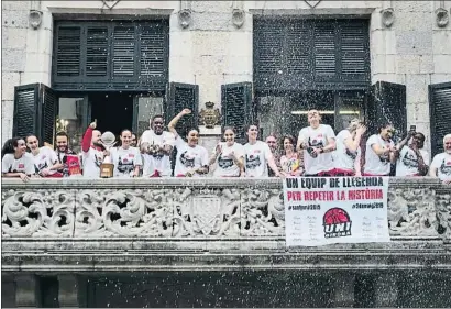  ?? PERE DURAN / NORD MEDIA ?? Les jugadores de l’UniGirona van celebrar ahir amb l’afició la consecució de la seva segona Lliga