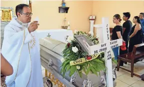  ??  ?? La misa fue en el templo de Santo Niño de Atocha