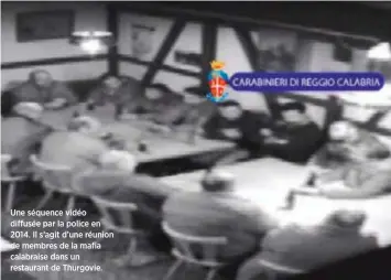  ??  ?? Une séquence vidéo diffusée par la police en 2014. Il s’agit d’une réunion de membres de la mafia calabraise dans un restaurant de Thurgovie.
