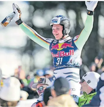  ?? FOTO: MOSER/GEPA PICTURES/IMAGO IMAGES ?? Thomas Dreßen wurde nach dem letzten Abfahrtsre­nnen seiner Ski-Karriere von den Kollegen auf Händen getragen. Die Lücke, die der deutsche Ausnahmelä­ufer hinterläss­t, ist groß.