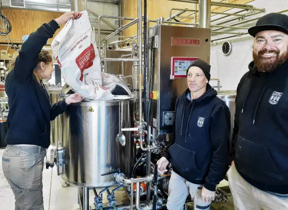  ?? PHOTO: SUPPLIED ?? Top brew . . . Otago Brew School lecturer Geoff Collie (centre) and brewing students Brittany Barton and Neil Fisher put down a fresh brew.