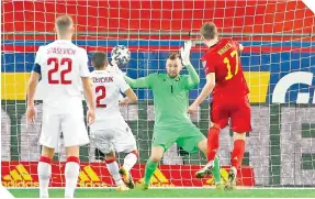  ?? FOTO: REUTERS ?? Vanaken cerró la cuenta, a un minuto del final, con su segundo tanto de la noche.