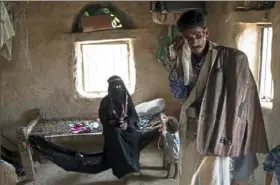  ?? Tyler Hicks/The New York Times ?? Ali al-Hajaji and his wife, Mohamediah Mohammed, with their son Shakir, 1, at their home in Juberia, Yemen, on Oct. 19. The couple lost one son, 4year-old Shaadi, to hunger and now fear losing another, 3-year-old Shaher.