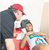  ??  ?? LESIONADO. Hoy se conocerá la gravedad de la lesión que sufrió en su hombro izquierdo Alex López.