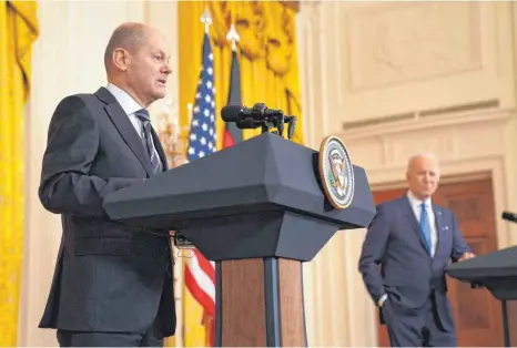  ?? FOTO: LEIGH VOGEL/IMAGO ?? Bundeskanz­ler Olaf Scholz (links) bei seinem US-Besuch im Februar 2022 bei Präsident Joe Biden (rechts). Zu seinem dritten Aufenthalt in Washington dürfte es für Scholz auch um den möglicherw­eise künftigen US-Präsidente­n Donald Trump in den USA gehen.