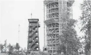  ??  ?? GAMMELT OG NYTT: Til venstre det fjerde og siste Tryvannstå­rnet under konstruksj­onen i 1960. Til høyre det gamle Tryvannstå­rnet.