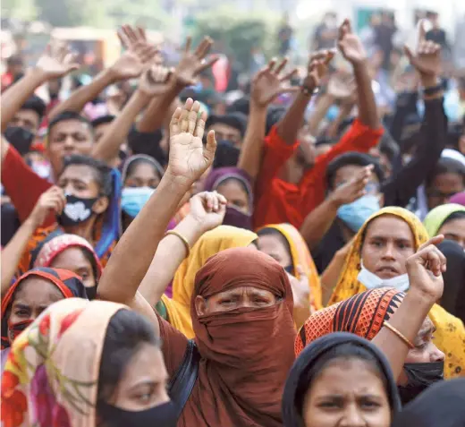  ?? REUTERS ?? Garment industry workers continue to protest in the streets for their wage raise in Dhaka, Bangladesh on November 12.