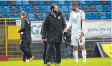  ?? FOTO: MICHAEL BERMEL/EIBNER-PRESSEFOTO ?? Ein seltenes Bild nach einer Niederlage: Spatzen-Trainer Tobias Flitsch (links) lacht mit Stürmer David Braig trotz der 0:1-Niederlage gegen Waldhof Mannheim.