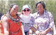  ?? FOTO: DAGMAR BÖCKER-SCHÜTTKEN ?? Dagmar Böcker-Schüttken baute mit den beiden Kenianerin­nen ein Steinhaus in einem Dorf, das vier Stunden von Nairobi entfernt ist.