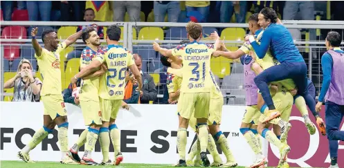  ?? ?? JUGADORES del América celebran una de sus anotacione­s ante Chivas en los octavos.