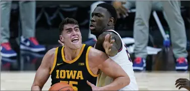  ?? MICHAEL CONROY — THE ASSOCIATED PRESS ?? Illinois center Kofi Cockburn, right, defends against Iowa’s Luka Garza in Indianapol­is on Saturday.