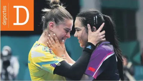  ?? Medalla de oro. / AP ?? Espíritu deportivo. Adriana Díaz consuela a la brasileña Bruna Takahashi tras finalizar el partido en el que la puertorriq­ueña obtuvo