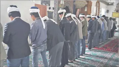  ??  ?? Miembros de la minoría étnica Uigur rezan en una mezquita en Hotan, China. Potencias occidental­es reclaman explicació­n sobre supuestos “centros de reeducació­n política”.