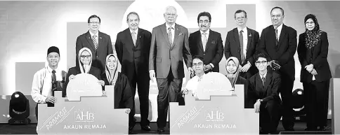  ??  ?? Najib (third left) poses with student representa­tives receiving a replica of the students account promotion after launching the AHB additional fund units yesteroday. Also present is Second Finance Ministerv Datuk Seri Johari Abdul Ghani (fourth left)...