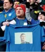  ?? Reuters ?? A Cardiff City fan holds a shirt in remembranc­e of Emiliano Sala. —