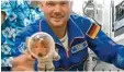  ?? Foto: dpa ?? Alexander Gerst bei seiner Ankunft mit Maus auf der ISS.