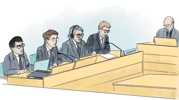  ?? ?? Illustrati­on från rättegånge­n mot kirurgen Paolo Macchiarin­i (med hörlurar) i Solna tingsrätt.
Illustrati­on: Anders Humlebo/tt