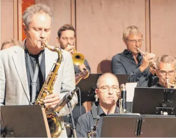  ?? FOTO: HARALD RUPPERT ?? Rick Margitza (links) spielt beim Konzert mit dem New Jazzport Orchestra wie ein Gentleman. In seiner politische­n Haltung bezieht er aber trotzdem klar Stellung.