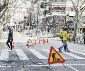  ??  ?? Los carriles cortados por el arreglo de una tubería que ha reventado.