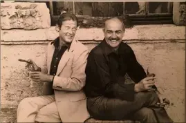  ?? (Photo Philippe Ledru ) ?? Roger Moore et Sean Connery enfin réunis à Mougins pour la photo en ; avec un bon cigare et un verre de cognac à la main. Way of life façon James Bond pour les deux célèbres agents .