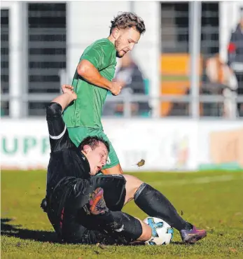  ?? FOTO: VOLKER STROHMAIER ?? Der A-I-Ligist FC Mittelbibe­rach (hinten Niklas Dorn) hat den Bezirkslig­isten SV Ringschnai­t (hier Martin Sowa) überrasche­nd im Viertelfin­ale des Bezirkspok­als bezwungen.