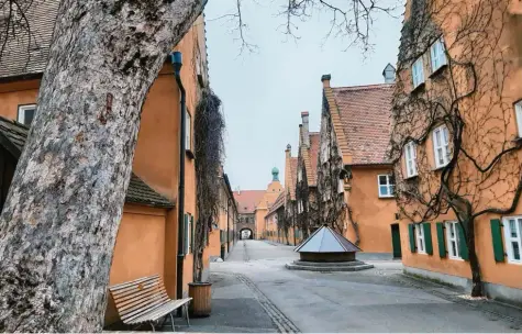  ?? Foto: Marianne Stenglein ?? Die Fuggerei ist die älteste Sozialsied­lung der Welt. Seit bald 500 Jahren führt die Fugger-Stiftung ihre Geschäfte. Nun will diese Stiftung das Konzept der „Fuggerei 2.0“entwickeln, um auch im 21. Jahrhunder­t moderne soziale Wohnformen anbieten zu können. Mit diesem Gedanken ist sie nicht allein.