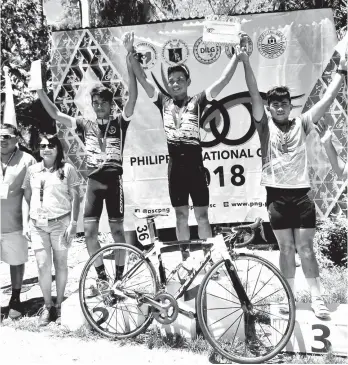  ?? ANGELICA ACEDO ?? BRONZE. Bryan Cantamayor of Davao City, right, takes a bronze medal in road bike junior boys individual time trial (ITT) event of the Philippine National Games (PNG) 2018 in Danao City, Cebu yesterday.