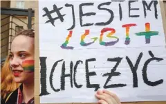  ?? Foto Kacper Pempel/Reuters ?? »Sem LGBT+ in hočem živeti,« je lani oktobra zapisala na plakat protestnic­a pred šolskim ministrstv­om v Varšavi.