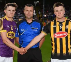  ??  ?? Rival captains Harry O’Connor and Pat Lyng shake hands before the coin toss of referee Patrick Murphy at the Leinster Under-21HC final.