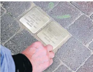  ?? ARCHIVFOTO: JÜRGEN LAASER ?? Stolperste­ine wie diese erinnern auch in Erkelenz an verfolgte und ermordete Juden.