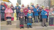  ?? FOTO: KINDERHAUS ?? Mit Kerzen, Kronen, Liedern und einem Lichter-Sternen-Tanz begrüßten die Kinder das Jesuskind in der Kirche Sontheim.