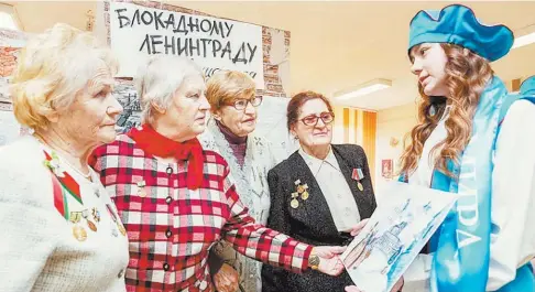  ?? ?? Юлия Фролова (вторая справа) и ее товарищи, жители блокадного Ленинграда, на торжествен­ном мероприяти­и в средней школе № 28 Витебска.