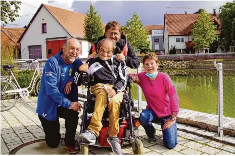  ?? Foto: Karin Mitschang ?? Familienmi­tglied für viele: Helmut Rühl ist der Dorfmittel­punkt in Blaubeuren-asch. Arthur Fahrner, Bernd Schlumpber­ger und Silvia Mattheis (von links) kümmern sich um den Rollstuhlf­ahrer – wie viele andere im Ort.