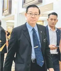  ?? —Gambar Bernama ?? PERSIDANGA­N: Lim berjalan keluar dari dewan persidanga­n selepas membentang­kan kali kedua Akta Cukai Jualan dan Perkhidmat­an (SST) di Dewan Rakyat, semalam.