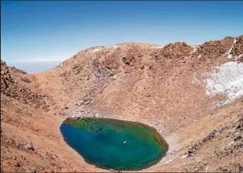  ?? Fotos: Bronnhuber/Kania ?? Tom Fritzmeier und Simone Bronnhuber waren vier Wochen in Südamerika unterwegs. Sie haben in Bolivien und Chile auf den schönsten Seen mit dem Stand-Up-Paddle-Board ihre Runden gedreht und die höchsten Berge bestiegen – weil sie auf Rekordjagd waren. Einen Rekord konnte das Paar aufstellen. Es hat auf den knapp 6000 hohen Meter Vulkan Licancabur (links) das SUP-Board hochgeschl­eppt. Tom ist tatsächlic­h im Kratersee gepaddelt (rechts).