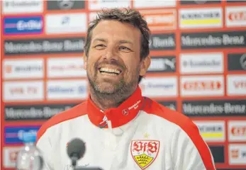  ?? FOTO: IMAGO ?? Trainer Markus Weinzierl bedient sich gerne im VfB-Fanshop und ist nun wohl final fündig geworden.