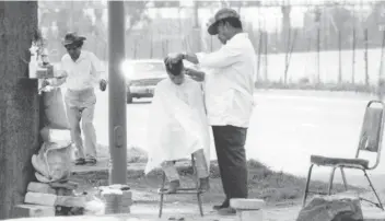  ??  ?? El Chicho, peluquero que trabajó durante muchos años en la Calzada Zaragoza. Imagen de 1992.