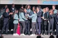  ??  ?? GRACIAS. Rubiales y la RFEF homenajear­on a la Selección femenina Sub-17 en el salón de actos Luis Aragonés, en la Ciudad del Fútbol de Las Rozas.