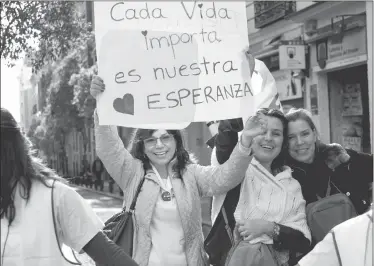  ??  ?? MARCHA. Antiaborti­stas en las calles de Santiago.