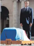  ?? FOTO: AFP ?? „Jean-Paul Belmondo gehörte zur Familie“: Frankreich­s Präsident Emmanuel Macron am Sarg des großen Schauspiel­ers.
