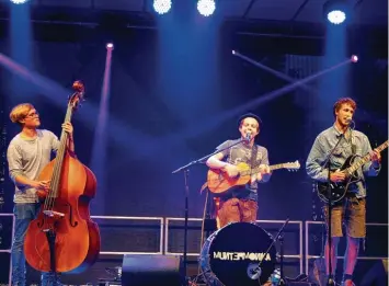  ?? Archivfoto: Thomas Hack ?? Die Band „Muntermoni­ka“aus Thierhaupt­en (Landkreis Augsburg) und andere bayrisch musizieren­de Gruppen sollen beim Fes tival in Illertisse­n die Liebe zur Heimat zum Ausdruck bringen.