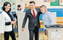  ??  ?? Prva obitelj Premijer Zoran Zaev sa suprugom Zoricom i sinom Dušanom obavio je svoju građansku dužnost rano ujutro