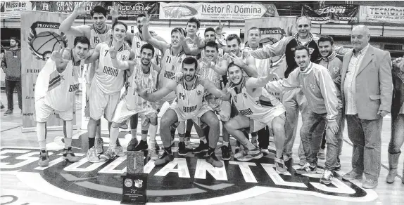  ??  ?? El tri, la marca que muestran los jugadores de Bahía. El plantel, muy renovado, terminó invicto con cinco victorias. Ayer le ganó la final al local: 80 a 60.