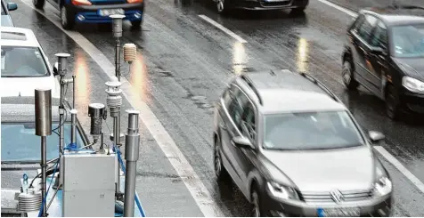  ?? Foto: Silvio Wyszengrad ?? Die Verkehrspo­litik der Stadt steht in der Kritik. Und die AFD bemängelt den Standort der Luft Messstatio­n in der Karlstraße.