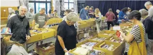  ?? PHOTO: KERRIE WATERWORTH ?? Time for some holiday reading . . . The Wanaka Rotary Club secondhand book fair attracts bibliophil­es yesterday.