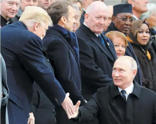  ?? PHOTO AFP ?? Donald Trump a serré la main de Vladimir Poutine avant le début de la cérémonie qui a eu lieu hier sous l’arc de triomphe.