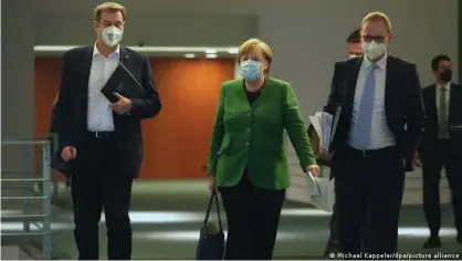  ??  ?? The meeting between Merkel and the state premiers lasted more than 10 hours