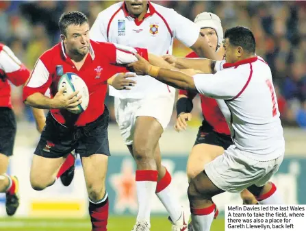  ??  ?? Mefin Davies led the last Wales A team to take the field, where there was also a place for Gareth Llewellyn, back left