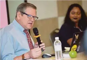  ?? PIC BY NUR ADIBAH AHMAD IZAM ?? Human Rights Watch Asia deputy director Phil Robertson at a press conference in Petaling Jaya yesterday.