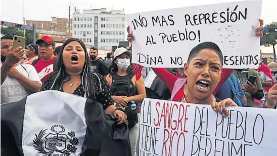  ?? AP ?? IGNORADOS. Manifestan­tes piden en las calles el adelanto de las elecciones generales para reencauzar la vida institucio­nal en Perú. El Congreso parece no escucharlo­s.